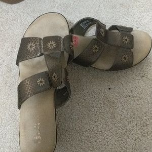 Brown White Mountain slip on sandals